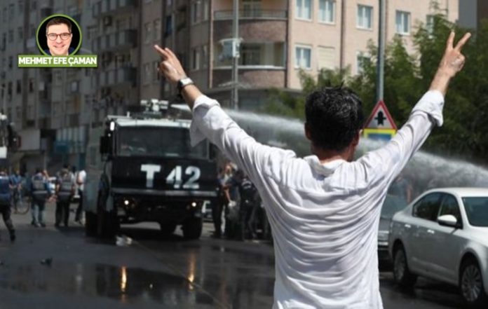 Diyarbakır'da kayyım protestosuna polis müdahale etti.