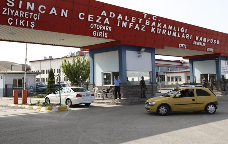 Cezaevi girişinde iki küçük kızının çıplak aranmasına karşı çıkan anneye 6 ay görüş yasağı