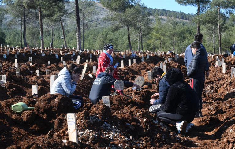 Deprem felaketinin boyutu mezarlıklarda ortaya çıktı: Öğlene kadar 1000’den fazla kişi defnedildi