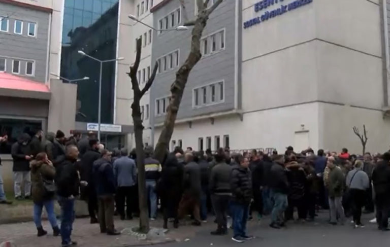 SGK önündeki EYT izdihamına polis müdahalesi